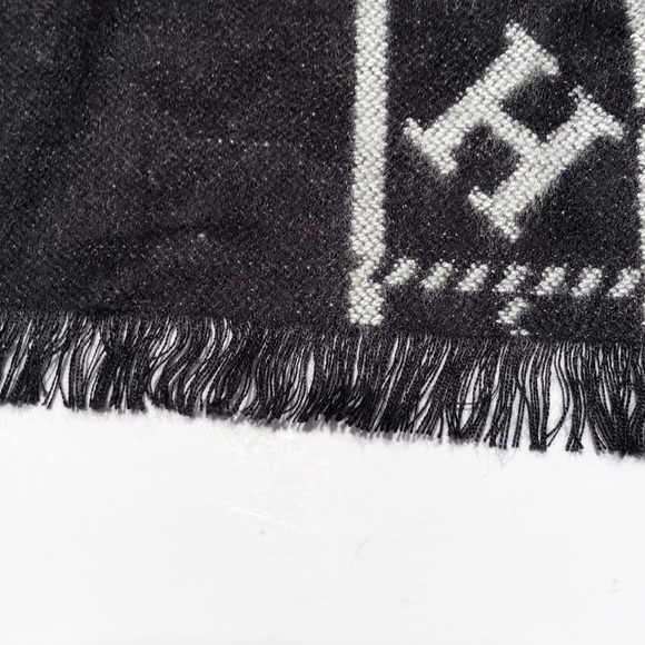 Scarf black and gray NWOT - Picture 4 of 4